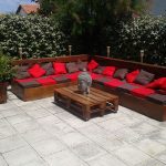 Κατασκευή σαλονιού από παλέτες για κήπο