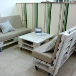 Κατασκευή σαλονιού από παλέτες για κήπο