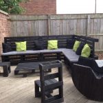 Κατασκευή σαλονιού από παλέτες για κήπο