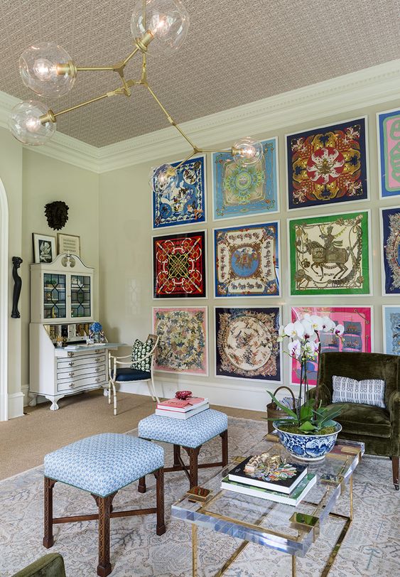 Διακόσμηση τοίχου με μαντήλια και φουλάρια