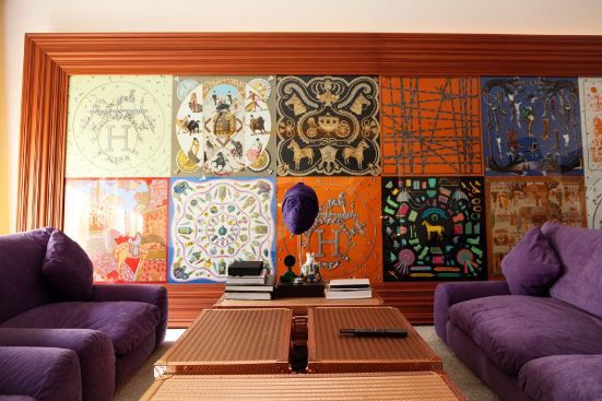 Διακόσμηση τοίχου με μαντήλια και φουλάρια