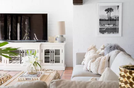 Σωρός από μαξιλάρια στο σαλόνι