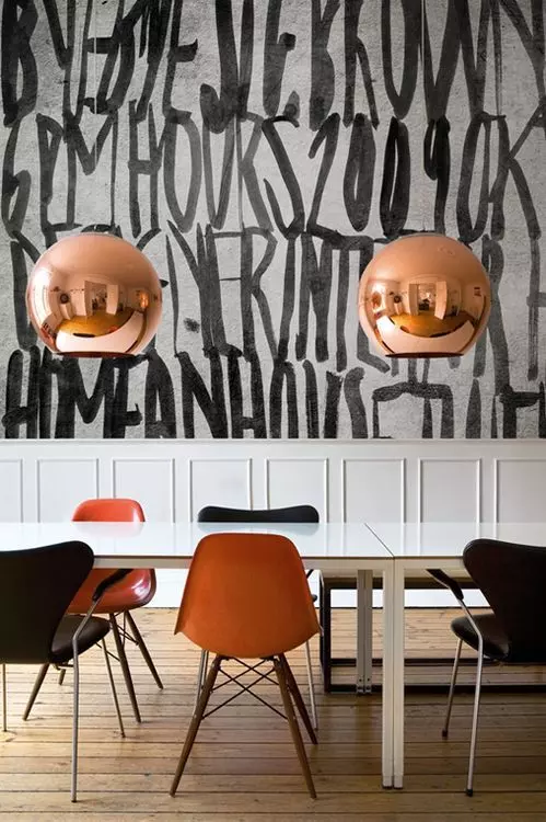 γκράφιτι στους τοίχους του σπιτιού