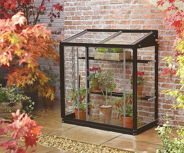 Κατασκευή θερμοκηπίου για προστασία φυτών από την παγωνιά