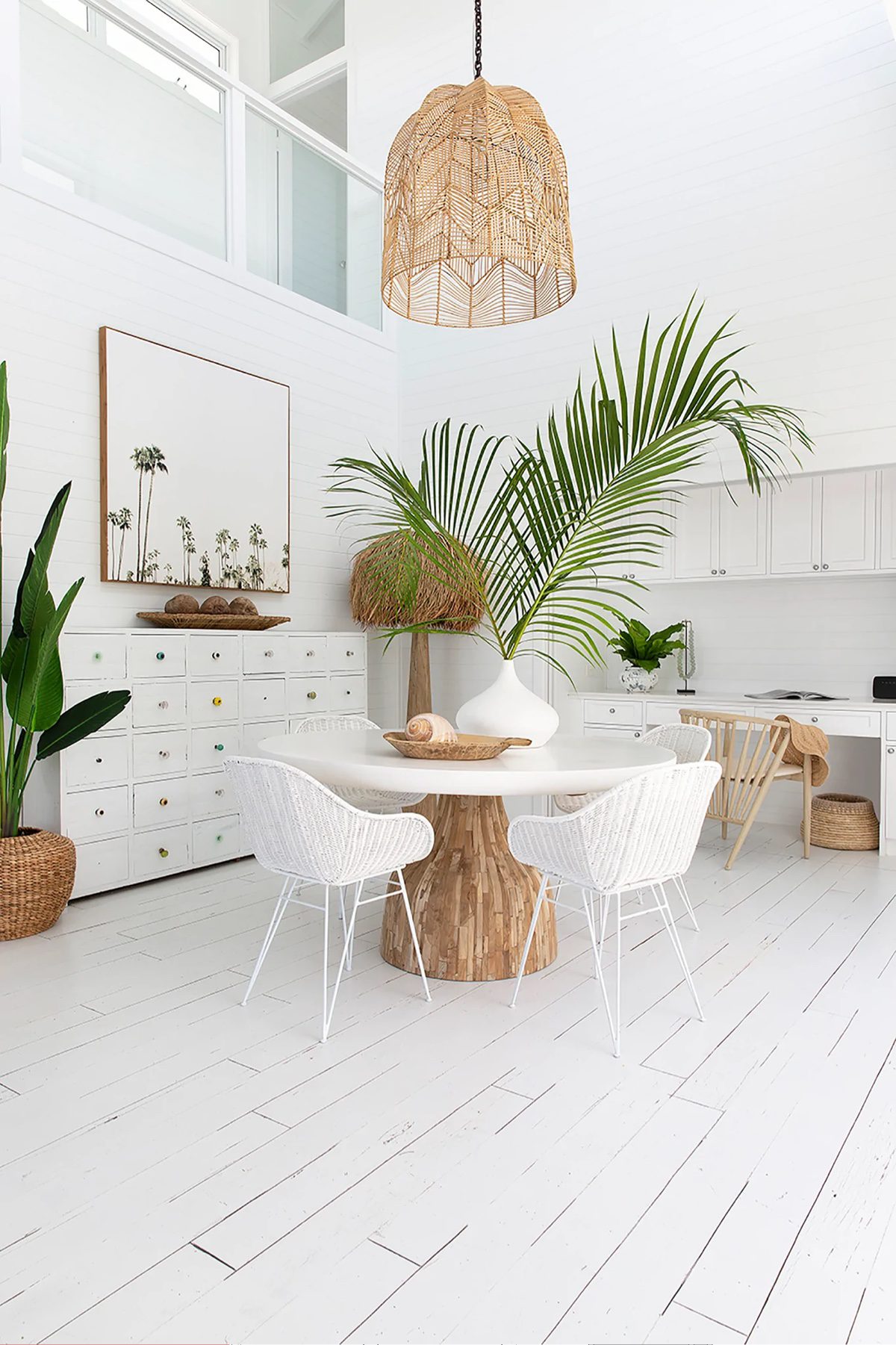 τραπεζαρία σε στυλ boho με έπιπλα από ακατέργαστο ξύλο