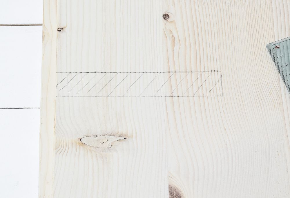 κατασκευή ξύλινης θήκης περιοδικών (DIY) σε σχήμα Χ