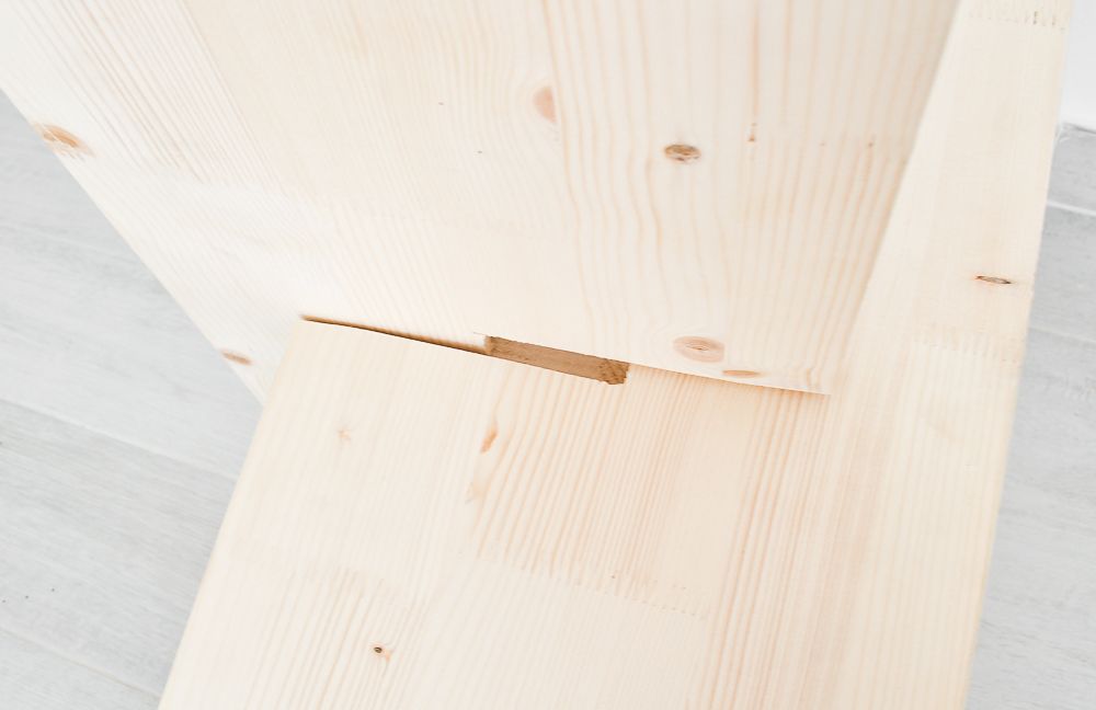 κατασκευή ξύλινης θήκης περιοδικών (DIY) σε σχήμα Χ