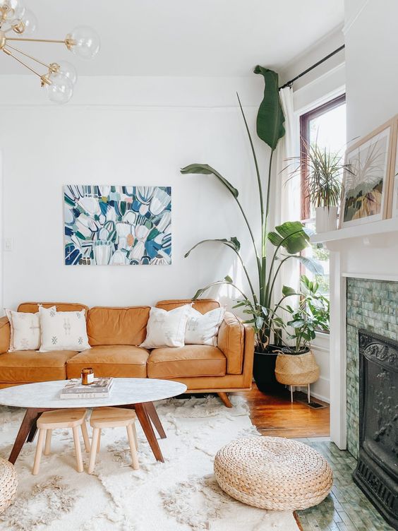 Καφέ δερμάτινος καναπές