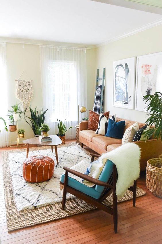 Διακόσμηση σαλονιού με καφέ δερμάτινο καναπέ