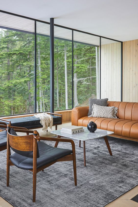 Διακόσμηση σαλονιού με καφέ δερμάτινο καναπέ