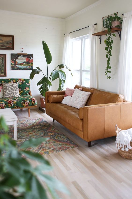 Καφέ δερμάτινος καναπές