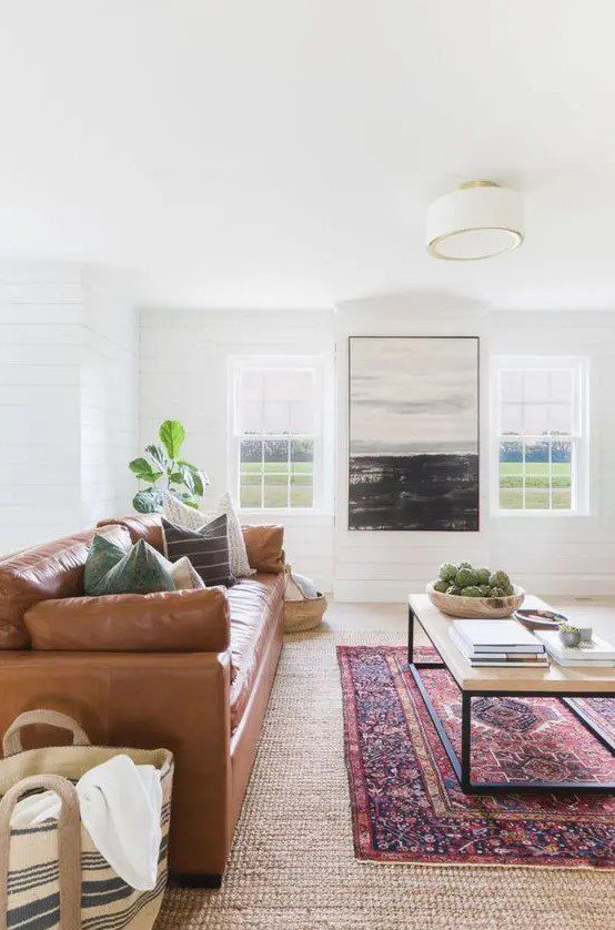 Καφέ δερμάτινος καναπές