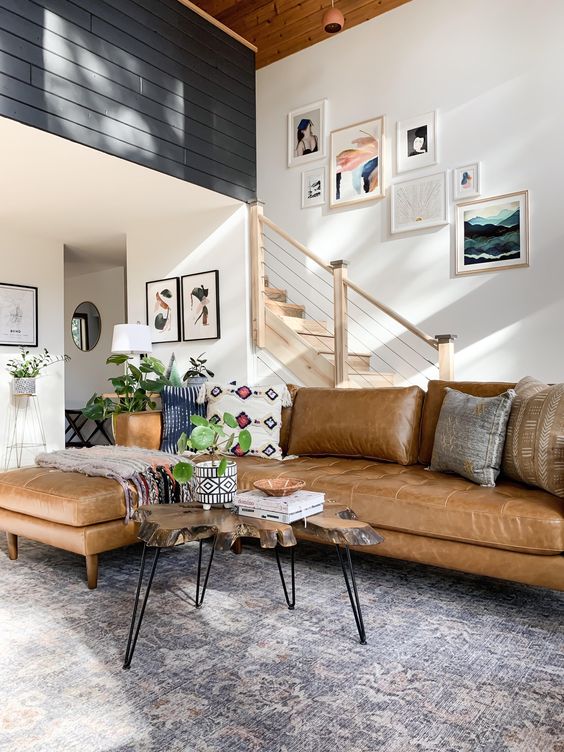 Καφέ δερμάτινος καναπές