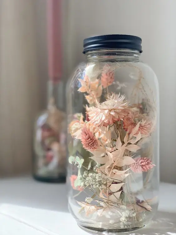 terrarium με αποξηραμένα λουλούδια