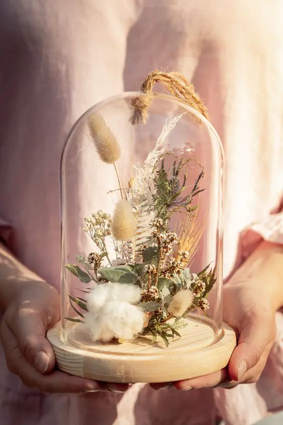 terrarium με αποξηραμένα λουλούδια