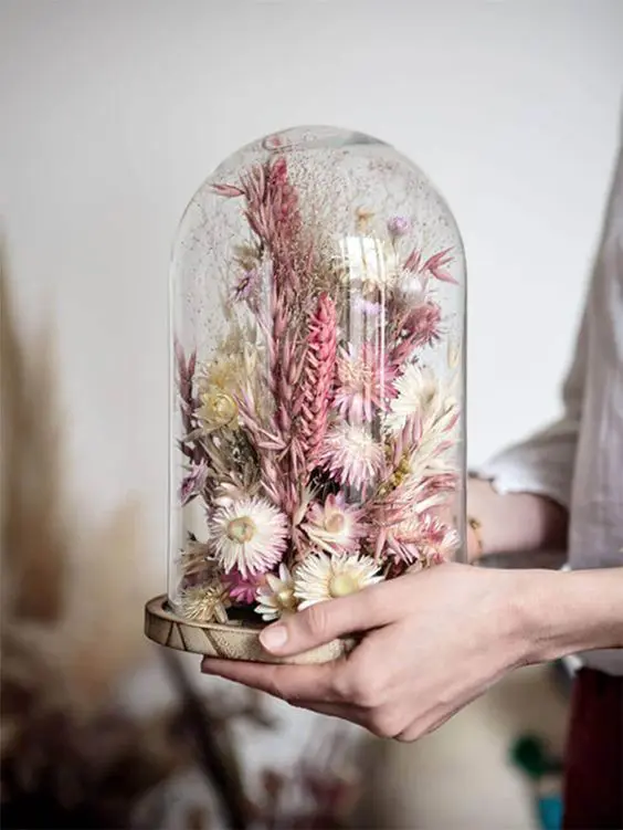 terrarium με αποξηραμένα λουλούδια