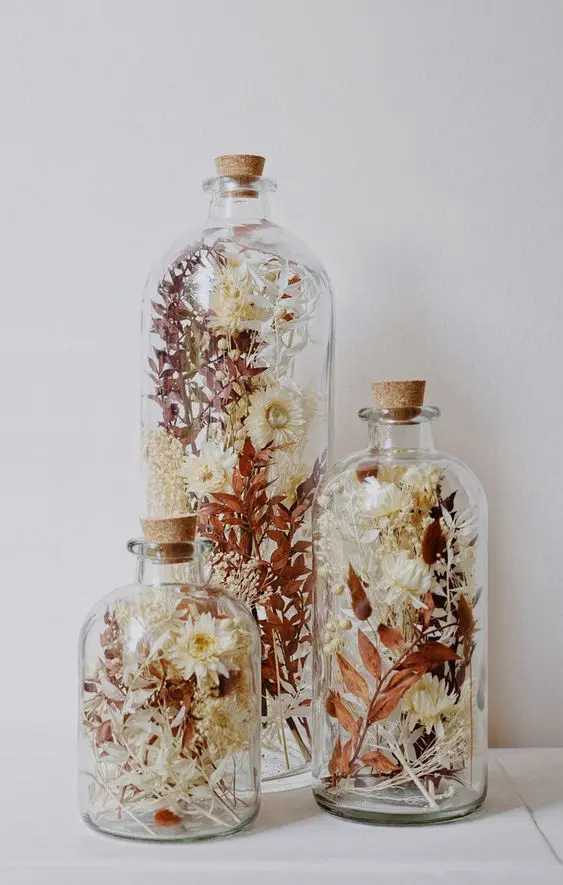 terrarium με αποξηραμένα λουλούδια